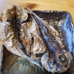 たんぱく大国 - カリアゲひもの。小鯵の干物をカラリと油で揚げてあり頭からしっぽまで残すところがありません。香ばしくて美味。
