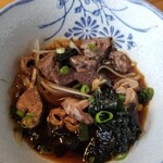 たんぱく大国 - 鮪の肝三杯酢。触感が色々とあり、レバーとか小袋のような歯応えがたまらなく、さっぱりとして癖もなく美味しかったです。玉ねぎスライスと若芽も合いました。