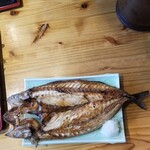 たんぱく大国 - 全体写真を入れるのにあまりにも大きくて入らない為、高いところからパシリ25cmはあると思う大きさで脂の乗りも良く、身も柔らかでさすがです。