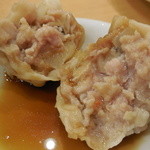 鳳琴樓 - 海老入り焼売割って