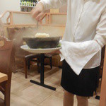 鳳琴樓 - 五目おこげ仕上中の女将