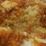 鳳琴樓 - 麻婆の中はシャキシャキレタス炒飯