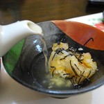 小料理きょうわ - マクブ漬け丼の半分はお茶漬けにします♪(*´∀｀*)