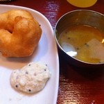 南インド料理 なんどり - ワダ（ワダ2個、チャトニ、サンバル付きで500円）