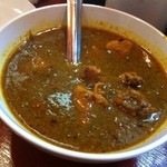 南インド料理 なんどり - カレーリーフペーストのチキンカレー（にんじんサラダ、ポリヤル2種、パパド、ライス付きで1,200円）