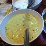 南インド料理 なんどり - 夕顔のココナッツ・グリーンカレー（にんじんサラダ、ポリヤル2種、パパド、ライス付きで1,200円）