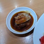 ドライブイン鳥 - ツケダレに鶏モモをイン　結構、焼き上がりに時間が掛かります。