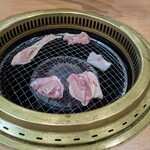 ドライブイン鳥 - 牛脂を網に塗って鶏モモをオン