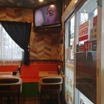 つきカレー&ナンハウス - 店内。テレビモニターはいつものようにみんな踊っている