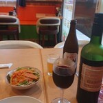 つきカレー&ナンハウス - 赤ワインもきた、飲み切れなかったらいやなので早いピッチで飲む。 