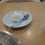 つきカレー&ナンハウス - デザートのバニラアイス。今日は特別ですと言われたような気がしたが(酔いがまわってきたからよくわからないが)あとから見たらメニューにあるでごさいますですわよって…