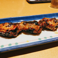 八べえ - うなぎ兜の串焼き。骨の食感が新鮮。