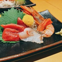 八べえ - 刺身盛り。目を見張る程に新鮮で厚みのある素材たち。