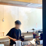 フリゴレス - 焙煎中の光景。香ばしい煙がモクモクと上がる様子。