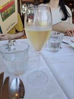 Burassuri Ozami - 先ずはスパークリングワインで乾杯だ。