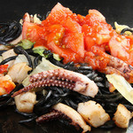 源氏本店 - 自家製麺【竹炭ブラック焼きそば】食べる炭は体にやさしい食物繊維。カリウム、カルシウム、マグネシウムなどの豊富ミネナル群が含まれています。