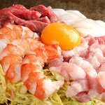 源氏本店 - 特選素材をふんだんに使用した、源氏玉。お好み焼きの豚肉は淡路産ナチュラルポーク、いか玉のいかは石川県小木産。ネギ焼きのネギは大阪泉南市の青ネギ、卵は広島県産、貝柱は北海道産、キャベツはもちろん牛肉などの主要食材の大半が国産食材を使用しています。 