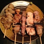 鶏や 笹木 - 地鶏串盛り5本 980円。