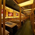 源氏本店 - ゆったりとした店内は、ご家族連れでもゆったりとお過ごしいただけます。