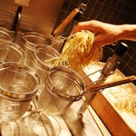 源氏本店 - 店内の製麺機で小麦粉から作った焼きそばの麺を、７分でゆで上げ、そのあげたての麺を熱ーい鉄板で炒めます。