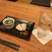 春秋ユラリ 恵比寿 - お通し。お酒は響のハイボール