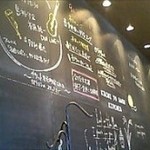 KICHITONARU KITCHEN 富士高嶺店 - 壁にはいろいろな情報やメニューが書かれています。