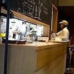 KICHITONARU KITCHEN 富士高嶺店 - 厨房とカウンター