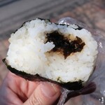 おにぎり本舗 - ・「おにぎり こんぶ(¥120)」の断面。