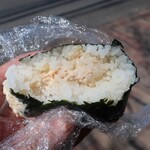 おにぎり本舗 - ・「おにぎり ツナマヨ(¥120)」の断面。