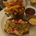 db bistro & oyster bar - ロブスターロール　ポテトフライ付き