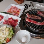 焼肉じゅうじゅうカルビ - 黒毛牛ロース？とろロース？、焼きすき炙りカルビは玉子付きで、網の上はドラゴンカルビ、ブリスケ