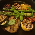 db bistro & oyster bar - 野菜焼きみたいなもの。。。これはハズレだ　レモンの丸焼き食べられないでしょ(笑)