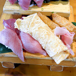 Kaisen Umai Monya Hamakaidou - 中トロにぎり、まぐろ赤身にぎり、焼き玉子にぎり、稲荷寿司