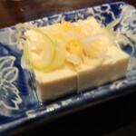 匠ダイニング - お通し300円はミニミニ冷奴がボケた