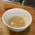 ロ麺ズ - 一口ライスは薄味の出汁スープに入って提供されます