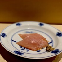 冨所 - メジマグロ。 中トロの瞬間漬け。 軽く華やかな夏マグロ、しかも小さな個体のメジ。 噛まずに、舌と顎で押しつぶすようにいただくと悶絶するくらいの旨味。 本日最高の逸品。