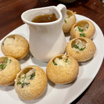 MOMO - パニプリ　パリパリの殻（小麦粉製）の中に詰め物が入ってて、そこにスープを注いで食べる！なんじゃこりゃ！