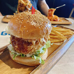 SEAGOD BURGER - 海老プリメンチバーガー　ツレが注文したかき揚げバーガーも美味しかった(=´∀｀)