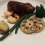 Karumerosupeimbasukubaru - 黒豚バラ肉のワイン煮と海老のソテー　ブラックペッパーソース