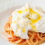 Spaghetti with sweet tomatoes and burrata cheese