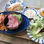 87cafe×きまぐれDining Sachi - 料理写真:週替わりパスタ＆ローストビーフランチ（サラダ・前菜付き）※週替わりパスタは「ベーコンとナスのトマトソース」