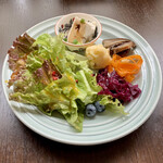 バルバルキッチンアメリ - 毎度のランチサラダ
      見た目は変わらないが日によってドレッシングが変わっていたり、とにかく芸が細かい。