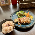 バルバルキッチンアメリ - ランチ：若鶏もも肉のコンフィ 梅ソース添え(¥1,280)
      7月限定のランチメニュー。国産若鶏の美味しさを非常に上手く引き出している。たいへん気に入った！