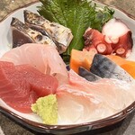 ing SANGENJAYA - 刺身盛り合わせ1,400円
真鯛、ひらめ、マグロ、タコぶつ、カツオ、サーモン、〆サバ