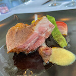 ベラ・ルーサ - 本日の肉料理。自分は子羊のステーキをチョイス。臭みのないそれでいて食べ応えのある肉感がすばらし