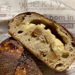 パンやきどころ RIKI - マカダミアンナッツとホワイトチョコの天然酵母 ¥320