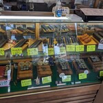 増田屋すし店 - 店内のショーケース♪