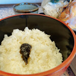 市場屋宗助 - ご飯の真ん中には海苔の佃煮。
      これ美味しいのよね～\(°▽°)/