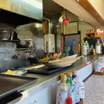 市場屋宗助 - お喋りしながらも、
      目の前で、ものすごい種類のネタを盛り付けています。
      一体いつ終わるのでしょうか？
      なかなか完成しません。