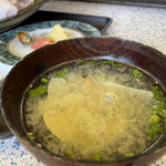 市場屋宗助 - 左側に見える小皿には、
      肉じゃが、浅利とトマトのマリネ。
      超ミニサイズですけど、味変アイテムで良いですね♪
      
      浅利の味噌汁は白味噌で優しい味わい。